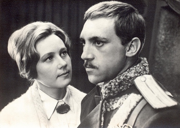 В роли поручика Брусенцова с Ией Саввиной в драме Евгения Карелова «Служили два товарища», 1968 год