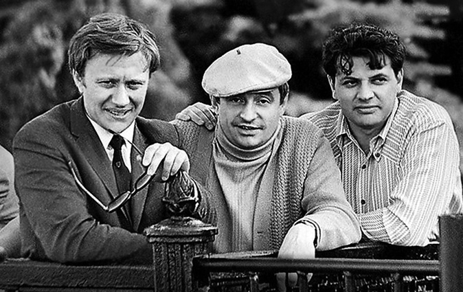 С друзьями Андреем Мироновым и Александром Ширвиндтом. «Иногда мы с Мироновым старались разыграть Ширвиндта, но от него очень трудно было добиться какой-то эмоциональной реакции»