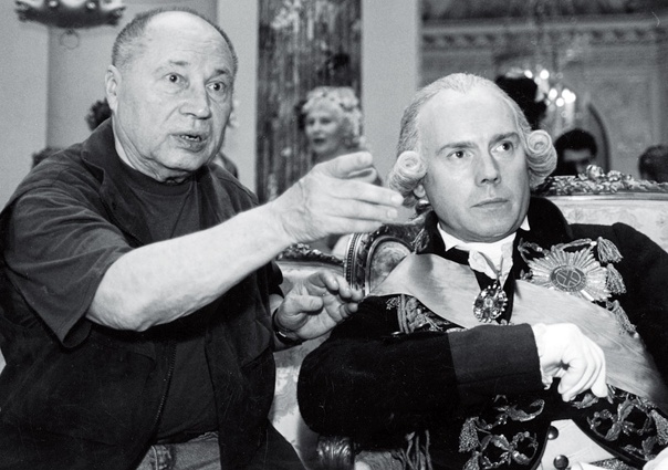 С режиссером Виталием Мельниковым на съемках фильма «Бедный, бедный Павел», где Сухоруков играл российского императора