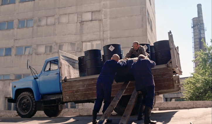 «По документам бочки с Р-2-Р проходили как клей. Тогда никаких лабораторий на таможнях не было. Документы проверили и пропустили машину. Основная масса вещества шла в Нидерланды. Немного оседало в Польше, Чехии. Да и в Украине тоже оставалось»