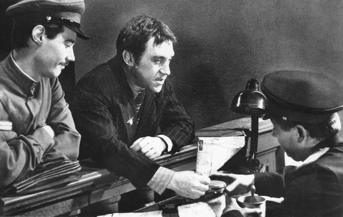 «И откуда у тебя, Петюня, такой изумительный сахар?». Владимир Конкин, Владимир Высоцкий и Всеволод Абдулов в знаменитом сериале Станислава Говорухина «Место встречи изменить нельзя», 1979 год