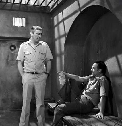 В советском сериале 1984 года по роману Юлиана Семенова «ТАСС уполномочен заявить» Вахтанг Кикабидзе и Юрий Соломин сыграли противников — заместителя резидента ЦРУ Джона Глэбба и полковника КГБ Виталия Славина. Сейчас, в реальной жизни, актеры тоже занимают диаметрально противоположные позиции