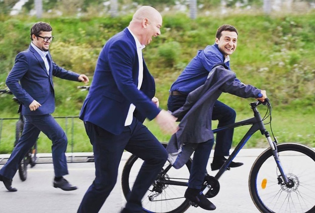 Евгений Кошевой, Юрий Крапов и Владимир Зеленский в сериале «Слуга народа»