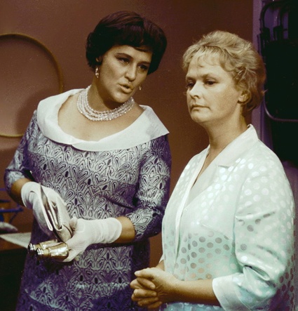 «Я не удивлюсь, если завтра выяснится, что ваш муж тайно посещает любовницу». С Нонной Мордюковой, «Бриллиантовая рука»