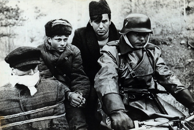 В роли бродячего артиста в военном приключенческом фильме «Без права на провал», 1984 год