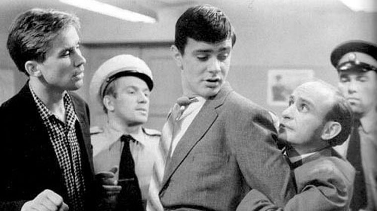 «Попался! Он лошадь рисовал!». Алексей Локтев, Лев Дуров, Никита Михалков и Ролан Быков в фильме «Я шагаю по Москве», 1963 год