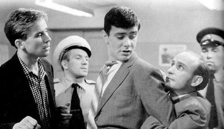 «Попался! Он лошадь рисовал!». Алексей Локтев, Лев Дуров, Никита Михалков и Ролан Быков в фильме «Я шагаю по Москве», 1963 год