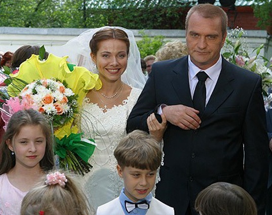 «У нас и в мирное время все равно банды какие-то действуют, преступность... Не война, а помельче — войнушечка такая...». С Екатериной Гусевой в фильме «Охота на Изюбря», 2005 год