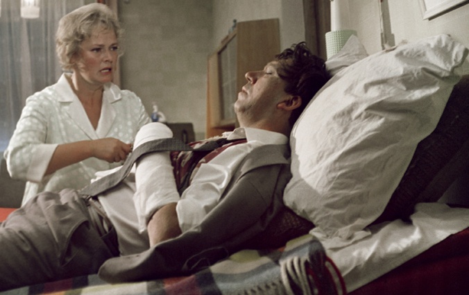 «Завербовали! Он же такой доверчивый... Рука! Его пытали, как я раньше не догадалась!». С Юрием Никулиным в «Бриллиантовой руке»