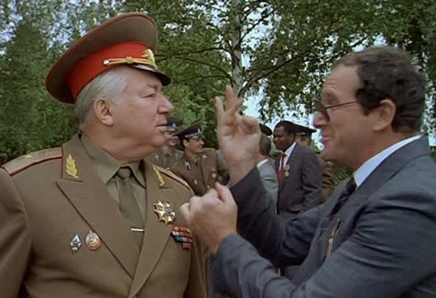 В роли генерала ЦРУ с Юрием Волынцевым (генералом КГБ) в комедии «На Дерибасовской хорошая погода, или На Брайтон-Бич опять идут дожди», 1992 год
