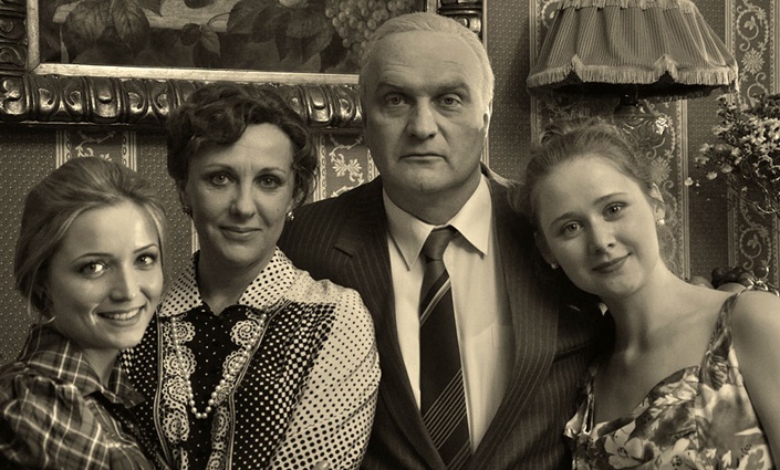 «Плачу от того, что сыграл не так и никогда уже не сыграю, как надо». С «женой» Еленой Яковлевой и «дочерьми» Марией Буравлевой и Татьяной Рыбинец в сериале «Жуков», 2012 год