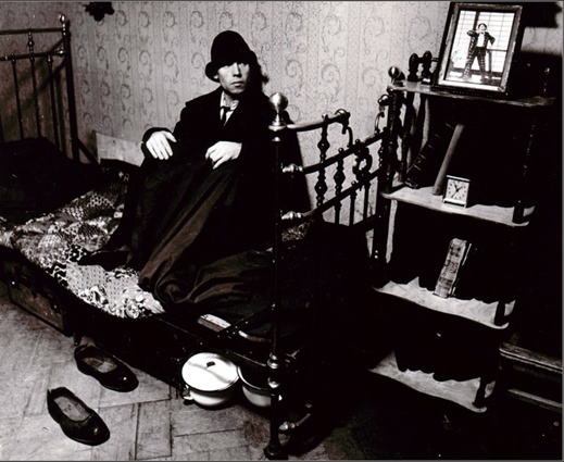 В фильме Алексея Балабанова по мотивам произведений Сэмюэла Беккета «Счастливые дни», 1991 год. «Он мне сценарий дал, я его прочитал и руками развел: ну театр абсурда»