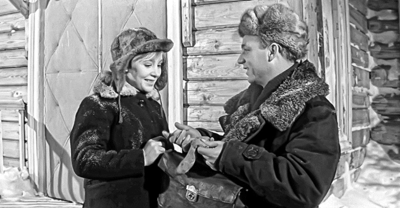 Роль Тоси Кислицыной в фильме Юрия Чулюкина «Девчата» стала визитной карточкой актрисы. С Николаем Рыбниковым, 1961 год