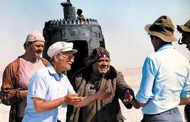 Георгий Данелия, Юрий Яковлев, Евгений Леонов, Станислав Любшин и Леван Габриадзе на съемках комедийной антиутопии «Кин-дза-дза!», 1985 год