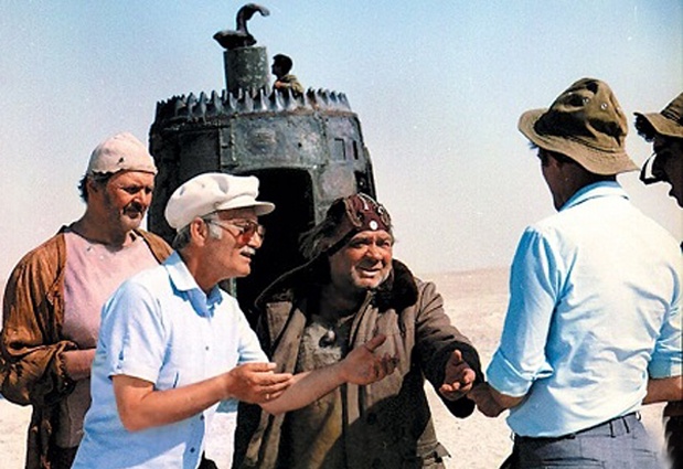 Георгий Данелия, Юрий Яковлев, Евгений Леонов, Станислав Любшин и Леван Габриадзе на съемках комедийной антиутопии «Кин-дза-дза!», 1985 год