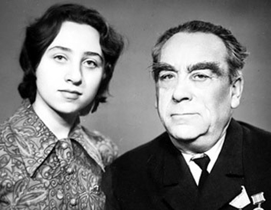 Дочь Валентина с дедом Соломоном Иосифовичем. Отец Леонида Броневого работал в органах, был начальником 6-го отдела НКВД УССР, в 1937-м арестован и приговорен к пяти годам, после продления срока освобожден в 1946-м. Мать — Белла Львовна, бухгалтер, похоронена в Киеве на Байковом кладбище