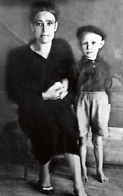 С мамой Степанидой Наумовной, 1949 год. Александр Михайлов родился в бурятском поселке Цугольский Дацан Читинской области. Мать, работавшая на железной дороге, кирпичном заводе и рудниках, после развода с мужем воспитывала сына одна. «Жилось нам чудовищно трудно, до того доходило, что на грани голодного обморока по помойкам бродил»