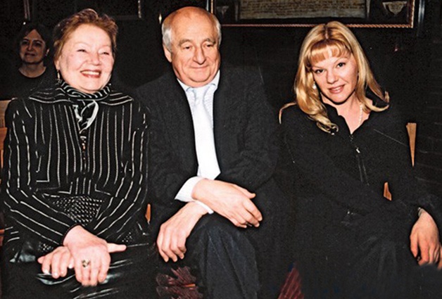 С супругой Ниной Тихоновной и дочерью Александрой Захаровой — актрисой театра «Ленком». «Дочь себя и в смежных искусствах зарекомендовала, поэтому некоторая тяжесть, что на мне висела, ушла»