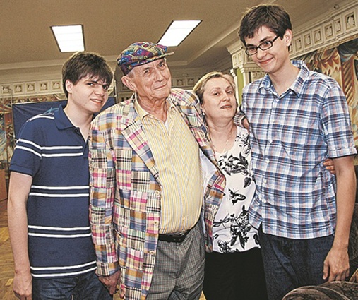 С женой Марией и сыновьями Евгением и Дмитрием, 2000-е годы. «Отца Маша, конечно, мне заменить не могла, но маму заменила, а иногда ведет себя по отношению ко мне, как бабушка: ворчливо укоряет, говорит, что делать, а чего не делать»