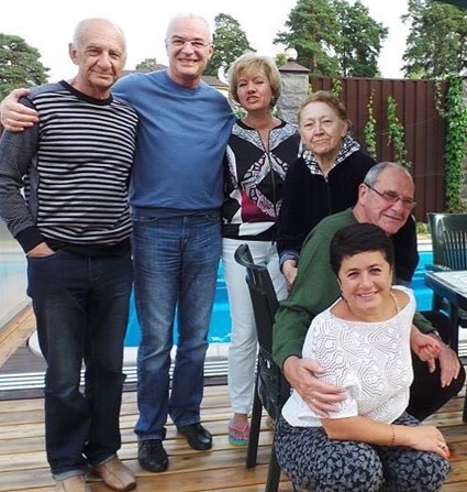 Эммануил Гедеонович с третьей женой Ириной Млодик, старшим братом Владимиром, двоюродным братом Семеном и другими