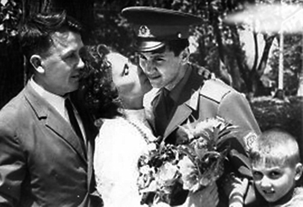 С родителями и младшим братом, Киев, 1974 год