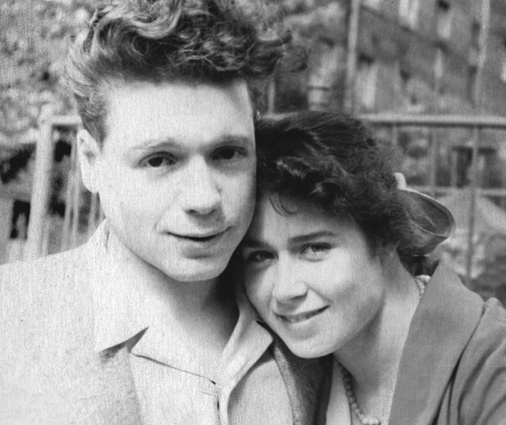 С первой женой актрисой Аллой Гераскиной, дочерью писательницы Лии Гераскиной. В этом браке в 1958 году родился сын Олег