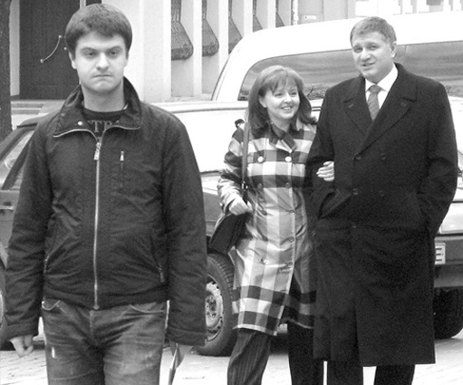 С супругой Ириной и сыном Александром. В августе 2014-го Александр Аваков служил в специальном батальоне МВД «Киев-1», принимавшем участие в вооруженном конфликте в Славянске