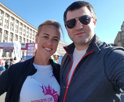 С супругой Екатериной Глимбовской. Ее отец, тесть Насирова, — строительный магнат, сама Екатерина владеет британской фирмой Altis ltd. «В семейной жизни я очень счастлив»