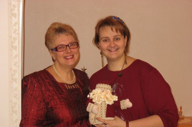 Дочь Леонида Гайдая и Нины Гребешковой Оксана Худякова со своей дочерью Ольгой — обе работают экономистами в банке