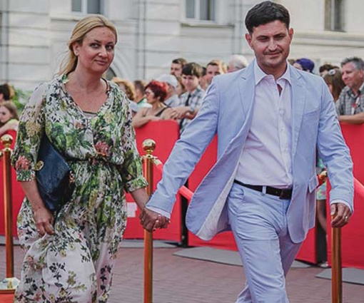 С супругой — продюсером Иванной Дядюрой — Ахтем вместе уже более 10 лет, у них подрастает дочь Сафие