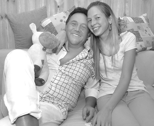 С третьей супругой Светланой у Рената Исламовича разница в 40 лет. «В Коране написано: «Жена — это половина веры»