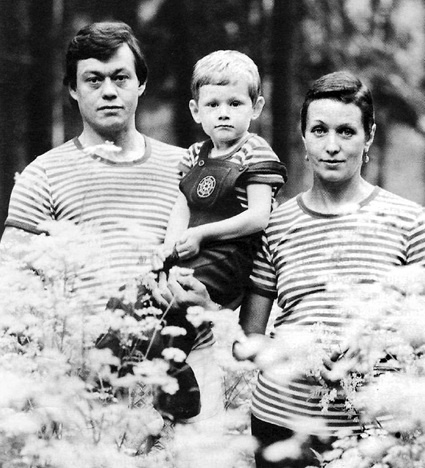 Николай Караченцов с женой Людмилой и сыном Андреем, 1979 год. Андрей окончил МГИМО, работает адвокатом, отец трех детей