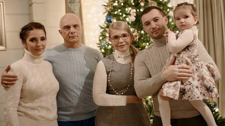 С дочерью Евгенией, мужем Александром Геннадиевичем, зятем Артуром и внучкой Евой. «Мне очень жаль, что детей своих я почти не вижу, но это та цена, которую, к сожалению, платить нужно. Я ради них работаю и ради всех, кто своих детей счастливыми видеть хотят»