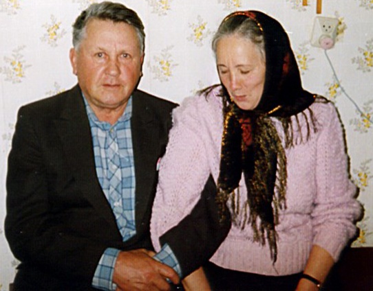 Родители Степан Демьянович и Анна Тихоновна. «Папы уже нет. Рабочий человек, войну захватил, в 44-м 17-летним его призвали. Шесть с половиной лет служил, в стандартном понимании он без образования, но вот Богом ему дано было — Кулибин! Мотоциклы каждое воскресенье разбирал и собирал»