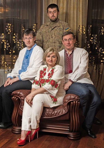 С супругой Ириной и сыновьями — младшим Виталием и старшим Александром. «Я настаиваю на том, что я — честный человек и моя семья — честная семья»