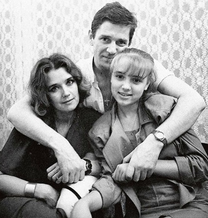 Ирина с дочерью Ксенией от первого брака с болгарским дипломатом Бойко Гюровым и мужем Александром Абдуловым, начало 80-х. «Саша всегда заботливым отцом Ксении оставался»