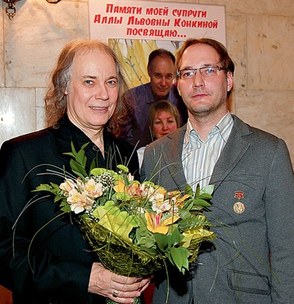 С сыном Ярославом. «Ярослав в Петербурге живет — бригаду возглавляет, которая реставрацией старой военной техники занимается, его работы на Поклонной горе стоят. Все мои дети — работяги, так мы их воспитали»