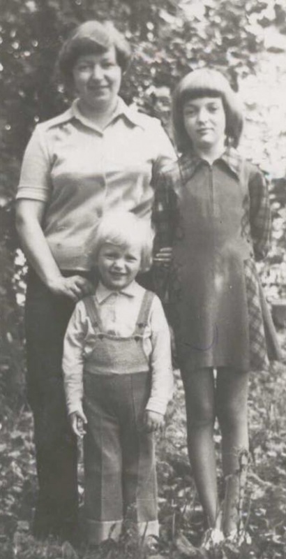 С родителями и сестрой Алиной. Арсений Яценюк родился в 1974 году в Черновцах, где до сих пор живут его родители, в семье преподавателя истории Черновицкого университета Петра Ивановича и преподавательницы французского языка Марии Григорьевны