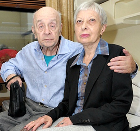 Со второй супругой Викторией Валентиновной Леонид Сергеевич познакомился в театре — она была одной из преданных поклонниц его таланта и после спектаклей молча шла за ним следом. «Мне очень жалко ее, она на нерве держится — чтобы самой не заболеть и меня вытащить, но я же вижу, чего ей это стоит»