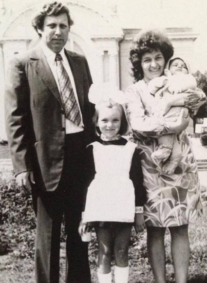 С родителями и сестрой Алиной. Арсений Яценюк родился в 1974 году в Черновцах, где до сих пор живут его родители, в семье преподавателя истории Черновицкого университета Петра Ивановича и преподавательницы французского языка Марии Григорьевны