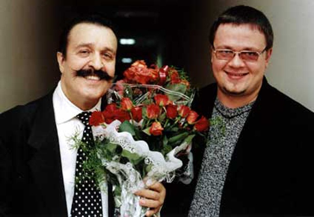 С сыном от первого брака. Антон Токарев родился в 1966 году в Ленинграде, по-прежнему живет в Питере, автор и исполнитель в стиле шансон, работает радиоведущим, у него двое детей — Кристина и Егор