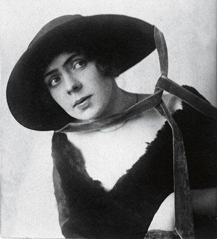 Бабушка по материнской линии Софья Николаевна Бардина работала заведующей детским домом, ее муж был белым офицером, воевал в армии Колчака, эмигрировал в Австралию