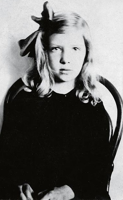 Мать Марка Захарова Галина Сергеевна Бардина окончила театральную студию Юрия Завадского, преподавала в детских драмкружках, умерла от инфаркта в 54 года