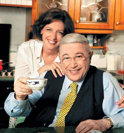 С единственной дочерью. Викторина Петросянц окончила исторический факультет МГУ, в 90-е эмигрировала с мужем в США, растит двух сыновей, живет в Нью-Йорке