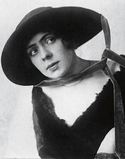 Бабушка по материнской линии Софья Николаевна Бардина работала заведующей детским домом, ее муж был белым офицером, воевал в армии Колчака, эмигрировал в Австралию