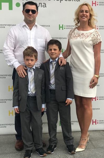 С женой Екатериной и сыновьями Александром и Михаилом (дочери Яне три года). «Семья у меня прекрасная — это главное мое богатство»