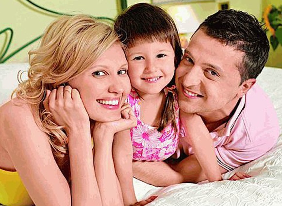 С женой Леной и дочерью Сашей. «Когда любимая женщина тебе еще и детей дарит, понимаешь, что, блин, детей ты даже больше, чем себя, любишь»