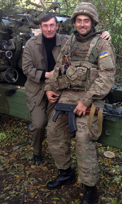 С сыном Александром в зоне АТО. «Сашка у нас формально инвалид первой группы — у него онкология была, щитовидка удалена полностью. И вот когда российская агрессия началась, мы домой приходим — Сашка нас встречает и говорит: «Тату, мамо, я на війну йду»