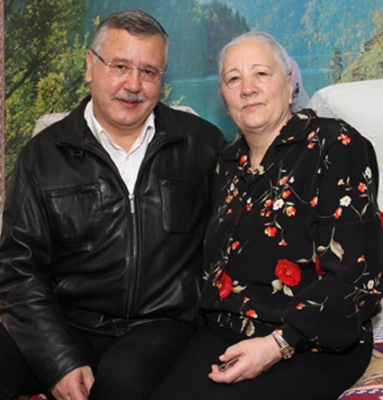 «Мама, слава богу, жива. Из села в город вырвалась, на строительстве вкалывала, и грузчиком, и за нами, детьми, ухаживала. Последнее рабочее место — уборщица. Я благодаря родителям к труду привык, труд уважаю и за это им благодарен»