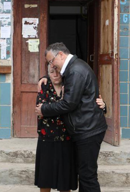 С мамой у подъезда ее дома. «Кому интересно, пусть в город Ватутино Звенигородского района Черкасской области поедет — улица Юбилейная, 2, квартира 52, первый этаж. Хрущевка. Родители там и до того, как я министром стал, жили, и после»